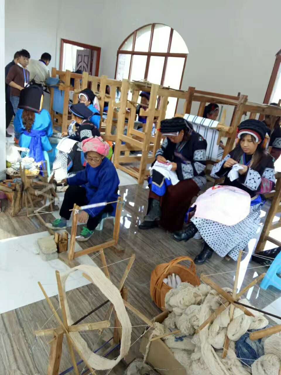 多名妇女正在织布、刺绣.jpg