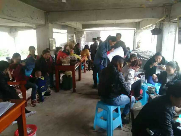 伍德芬正在教妇女们学习画蜡 (3).jpg